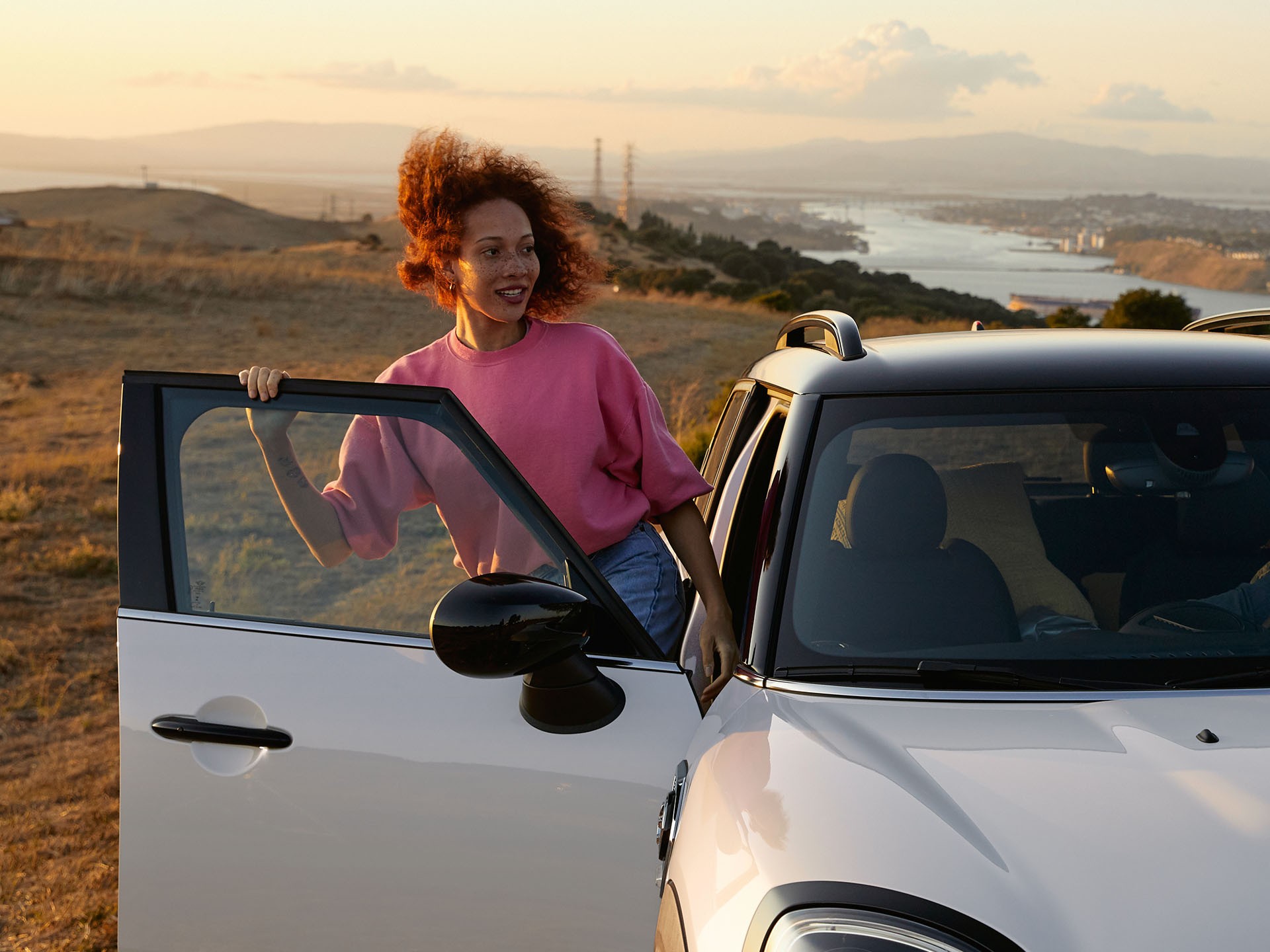 MINI Cooper Countryman SE – stříbrná a černá – pohled z boku